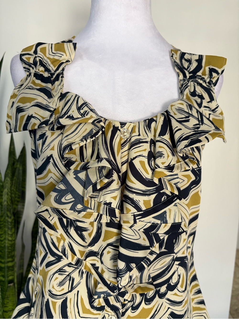 🎾Abstract Ruffle Sleeveless Blouse - Picture 2 of 10